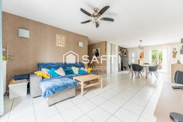 Que vous soyez en famille, jeune couple ou à la recherche d’un plain-pied agréable et moderne, cette maison vous séduira par son confort, son espace et sa belle luminosité