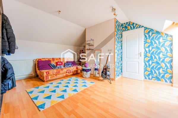 Que vous soyez en famille, jeune couple ou à la recherche d’un plain-pied agréable et moderne, cette maison vous séduira par son confort, son espace et sa belle luminosité