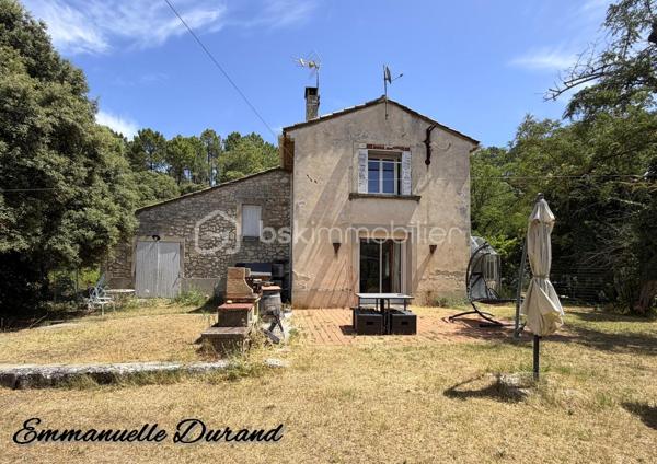 Ensemble immobilier unique : 3 habitations, source, grotte et fort potentiel – 450 000 €

Coup de cœur assuré pour les amoureux de nature, de calme et de projets atypiques. Découvrez ce domaine privé exceptionnel de près de 5 hectares boisés, offrant une intimité totale sans aucun vis-à-vis. Un véritable havre de paix qui cache un ensemble immobilier rare composé de trois habitations et de prestations uniques (source naturelle, grotte, grand atelier).

1. La Maison Principale (128 m²) – Idéale Famille
Chaleureuse, lumineuse et offrant une vue imprenable sur la forêt, elle se compose de :

Au rez-de-chaussée : Une cuisine aménagée/équipée ouverte sur le séjour, une grande pièce de vie conviviale,  et une suite parentale complète avec sa salle de bain (équipée d'une douche et d'une baignoire), des wc séparés.

À l’étage : Un espace enfants/invités avec 2 chambres spacieuses, un bureau et une salle d’eau avec WC.

Côté confort : Chauffage performant et économique grâce à une climatisation réversible, un poêle à bois chaleureux et des radiateurs électriques en appoint.

2. L’Appartement T2 (47,5 m²) – Rentabilité Immédiate
Parfait pour générer un revenu complémentaire ou accueillir des proches de façon indépendante.

Statut : Actuellement loué 520 € / mois (charges comprises).

Confort : Équipé d'une climatisation réversible et de radiateurs électriques.

Compteurs indépendants. Un vrai plus pour alléger vos mensualités de crédit !

3. La Maison à Rénover (~120 m²) & Ses Dépendances Atypiques
Le gros œuvre de cette troisième habitation est déjà fait toiture refaite il y a une quinzaine d'année. A rénover et aménager selon vos envies (gîte, seconde maison, etc.).
Elle possède un charme fou grâce à ses éléments attenants :

Un atelier de 44 m² (possibilité de le relier a la maison).

Une véritable grotte naturelle offrant un cachet unique.

Un ancien bassin (à remettre en eau / alimenter).

🌲 Les Extérieurs & Atouts Majeurs du Domaine :
5 hectares de forêt privée : un terrain de jeu idéal pour la biodiversité,  ou des animaux.

Présence d'une source naturelle sur le terrain, un actif précieux et rare.

Configuration idéale pour un projet de vie partagée, une activité de gîtes/chambres d'hôtes ou un investissement patrimonial.

📊 Informations Financières :
Prix de vente : 450 000 € (Honoraires à la charge du vendeur)

Taxe foncière : Environ 2 000 € / an

Revenu locatif existant : 520 € / mois CC

L'avis du professionnel : Un produit introuvable sur le marché. Allier le confort d'une maison de 3 chambres + 1 bureau, un loyer qui tombe tous les mois, un potentiel de 120 m² à créer (+44m2 si besoin), et un terrain de 5 hectares avec source et grotte... C'est une opportunité rare à saisir rapidement.

Curieux s'abstenir.