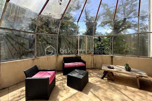 Ensemble immobilier unique : 3 habitations, source, grotte et fort potentiel – 450 000 €

Coup de cœur assuré pour les amoureux de nature, de calme et de projets atypiques. Découvrez ce domaine privé exceptionnel de près de 5 hectares boisés, offrant une intimité totale sans aucun vis-à-vis. Un véritable havre de paix qui cache un ensemble immobilier rare composé de trois habitations et de prestations uniques (source naturelle, grotte, grand atelier).

1. La Maison Principale (128 m²) – Idéale Famille
Chaleureuse, lumineuse et offrant une vue imprenable sur la forêt, elle se compose de :

Au rez-de-chaussée : Une cuisine aménagée/équipée ouverte sur le séjour, une grande pièce de vie conviviale,  et une suite parentale complète avec sa salle de bain (équipée d'une douche et d'une baignoire), des wc séparés.

À l’étage : Un espace enfants/invités avec 2 chambres spacieuses, un bureau et une salle d’eau avec WC.

Côté confort : Chauffage performant et économique grâce à une climatisation réversible, un poêle à bois chaleureux et des radiateurs électriques en appoint.

2. L’Appartement T2 (47,5 m²) – Rentabilité Immédiate
Parfait pour générer un revenu complémentaire ou accueillir des proches de façon indépendante.

Statut : Actuellement loué 520 € / mois (charges comprises).

Confort : Équipé d'une climatisation réversible et de radiateurs électriques.

Compteurs indépendants. Un vrai plus pour alléger vos mensualités de crédit !

3. La Maison à Rénover (~120 m²) & Ses Dépendances Atypiques
Le gros œuvre de cette troisième habitation est déjà fait toiture refaite il y a une quinzaine d'année. A rénover et aménager selon vos envies (gîte, seconde maison, etc.).
Elle possède un charme fou grâce à ses éléments attenants :

Un atelier de 44 m² (possibilité de le relier a la maison).

Une véritable grotte naturelle offrant un cachet unique.

Un ancien bassin (à remettre en eau / alimenter).

🌲 Les Extérieurs & Atouts Majeurs du Domaine :
5 hectares de forêt privée : un terrain de jeu idéal pour la biodiversité,  ou des animaux.

Présence d'une source naturelle sur le terrain, un actif précieux et rare.

Configuration idéale pour un projet de vie partagée, une activité de gîtes/chambres d'hôtes ou un investissement patrimonial.

📊 Informations Financières :
Prix de vente : 450 000 € (Honoraires à la charge du vendeur)

Taxe foncière : Environ 2 000 € / an

Revenu locatif existant : 520 € / mois CC

L'avis du professionnel : Un produit introuvable sur le marché. Allier le confort d'une maison de 3 chambres + 1 bureau, un loyer qui tombe tous les mois, un potentiel de 120 m² à créer (+44m2 si besoin), et un terrain de 5 hectares avec source et grotte... C'est une opportunité rare à saisir rapidement.

Curieux s'abstenir.