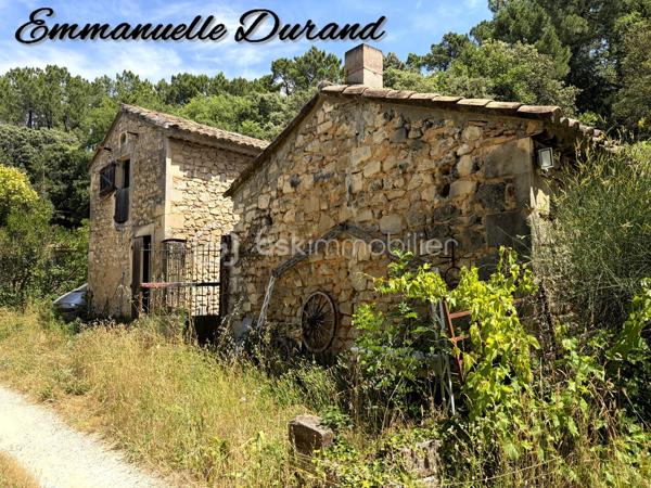 Ensemble immobilier unique : 3 habitations, source, grotte et fort potentiel – 450 000 €

Coup de cœur assuré pour les amoureux de nature, de calme et de projets atypiques. Découvrez ce domaine privé exceptionnel de près de 5 hectares boisés, offrant une intimité totale sans aucun vis-à-vis. Un véritable havre de paix qui cache un ensemble immobilier rare composé de trois habitations et de prestations uniques (source naturelle, grotte, grand atelier).

1. La Maison Principale (128 m²) – Idéale Famille
Chaleureuse, lumineuse et offrant une vue imprenable sur la forêt, elle se compose de :

Au rez-de-chaussée : Une cuisine aménagée/équipée ouverte sur le séjour, une grande pièce de vie conviviale,  et une suite parentale complète avec sa salle de bain (équipée d'une douche et d'une baignoire), des wc séparés.

À l’étage : Un espace enfants/invités avec 2 chambres spacieuses, un bureau et une salle d’eau avec WC.

Côté confort : Chauffage performant et économique grâce à une climatisation réversible, un poêle à bois chaleureux et des radiateurs électriques en appoint.

2. L’Appartement T2 (47,5 m²) – Rentabilité Immédiate
Parfait pour générer un revenu complémentaire ou accueillir des proches de façon indépendante.

Statut : Actuellement loué 520 € / mois (charges comprises).

Confort : Équipé d'une climatisation réversible et de radiateurs électriques.

Compteurs indépendants. Un vrai plus pour alléger vos mensualités de crédit !

3. La Maison à Rénover (~120 m²) & Ses Dépendances Atypiques
Le gros œuvre de cette troisième habitation est déjà fait toiture refaite il y a une quinzaine d'année. A rénover et aménager selon vos envies (gîte, seconde maison, etc.).
Elle possède un charme fou grâce à ses éléments attenants :

Un atelier de 44 m² (possibilité de le relier a la maison).

Une véritable grotte naturelle offrant un cachet unique.

Un ancien bassin (à remettre en eau / alimenter).

🌲 Les Extérieurs & Atouts Majeurs du Domaine :
5 hectares de forêt privée : un terrain de jeu idéal pour la biodiversité,  ou des animaux.

Présence d'une source naturelle sur le terrain, un actif précieux et rare.

Configuration idéale pour un projet de vie partagée, une activité de gîtes/chambres d'hôtes ou un investissement patrimonial.

📊 Informations Financières :
Prix de vente : 450 000 € (Honoraires à la charge du vendeur)

Taxe foncière : Environ 2 000 € / an

Revenu locatif existant : 520 € / mois CC

L'avis du professionnel : Un produit introuvable sur le marché. Allier le confort d'une maison de 3 chambres + 1 bureau, un loyer qui tombe tous les mois, un potentiel de 120 m² à créer (+44m2 si besoin), et un terrain de 5 hectares avec source et grotte... C'est une opportunité rare à saisir rapidement.

Curieux s'abstenir.