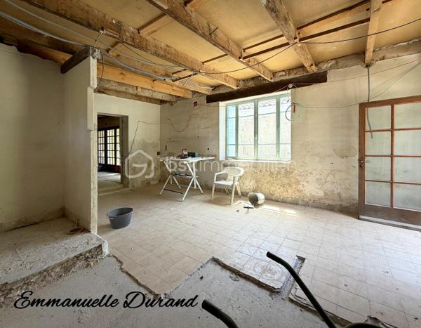 Ensemble immobilier unique : 3 habitations, source, grotte et fort potentiel – 450 000 €

Coup de cœur assuré pour les amoureux de nature, de calme et de projets atypiques. Découvrez ce domaine privé exceptionnel de près de 5 hectares boisés, offrant une intimité totale sans aucun vis-à-vis. Un véritable havre de paix qui cache un ensemble immobilier rare composé de trois habitations et de prestations uniques (source naturelle, grotte, grand atelier).

1. La Maison Principale (128 m²) – Idéale Famille
Chaleureuse, lumineuse et offrant une vue imprenable sur la forêt, elle se compose de :

Au rez-de-chaussée : Une cuisine aménagée/équipée ouverte sur le séjour, une grande pièce de vie conviviale,  et une suite parentale complète avec sa salle de bain (équipée d'une douche et d'une baignoire), des wc séparés.

À l’étage : Un espace enfants/invités avec 2 chambres spacieuses, un bureau et une salle d’eau avec WC.

Côté confort : Chauffage performant et économique grâce à une climatisation réversible, un poêle à bois chaleureux et des radiateurs électriques en appoint.

2. L’Appartement T2 (47,5 m²) – Rentabilité Immédiate
Parfait pour générer un revenu complémentaire ou accueillir des proches de façon indépendante.

Statut : Actuellement loué 520 € / mois (charges comprises).

Confort : Équipé d'une climatisation réversible et de radiateurs électriques.

Compteurs indépendants. Un vrai plus pour alléger vos mensualités de crédit !

3. La Maison à Rénover (~120 m²) & Ses Dépendances Atypiques
Le gros œuvre de cette troisième habitation est déjà fait toiture refaite il y a une quinzaine d'année. A rénover et aménager selon vos envies (gîte, seconde maison, etc.).
Elle possède un charme fou grâce à ses éléments attenants :

Un atelier de 44 m² (possibilité de le relier a la maison).

Une véritable grotte naturelle offrant un cachet unique.

Un ancien bassin (à remettre en eau / alimenter).

🌲 Les Extérieurs & Atouts Majeurs du Domaine :
5 hectares de forêt privée : un terrain de jeu idéal pour la biodiversité,  ou des animaux.

Présence d'une source naturelle sur le terrain, un actif précieux et rare.

Configuration idéale pour un projet de vie partagée, une activité de gîtes/chambres d'hôtes ou un investissement patrimonial.

📊 Informations Financières :
Prix de vente : 450 000 € (Honoraires à la charge du vendeur)

Taxe foncière : Environ 2 000 € / an

Revenu locatif existant : 520 € / mois CC

L'avis du professionnel : Un produit introuvable sur le marché. Allier le confort d'une maison de 3 chambres + 1 bureau, un loyer qui tombe tous les mois, un potentiel de 120 m² à créer (+44m2 si besoin), et un terrain de 5 hectares avec source et grotte... C'est une opportunité rare à saisir rapidement.

Curieux s'abstenir.