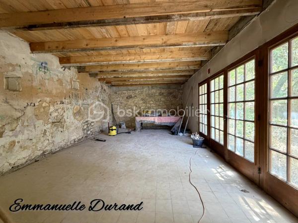 Ensemble immobilier unique : 3 habitations, source, grotte et fort potentiel – 450 000 €

Coup de cœur assuré pour les amoureux de nature, de calme et de projets atypiques. Découvrez ce domaine privé exceptionnel de près de 5 hectares boisés, offrant une intimité totale sans aucun vis-à-vis. Un véritable havre de paix qui cache un ensemble immobilier rare composé de trois habitations et de prestations uniques (source naturelle, grotte, grand atelier).

1. La Maison Principale (128 m²) – Idéale Famille
Chaleureuse, lumineuse et offrant une vue imprenable sur la forêt, elle se compose de :

Au rez-de-chaussée : Une cuisine aménagée/équipée ouverte sur le séjour, une grande pièce de vie conviviale,  et une suite parentale complète avec sa salle de bain (équipée d'une douche et d'une baignoire), des wc séparés.

À l’étage : Un espace enfants/invités avec 2 chambres spacieuses, un bureau et une salle d’eau avec WC.

Côté confort : Chauffage performant et économique grâce à une climatisation réversible, un poêle à bois chaleureux et des radiateurs électriques en appoint.

2. L’Appartement T2 (47,5 m²) – Rentabilité Immédiate
Parfait pour générer un revenu complémentaire ou accueillir des proches de façon indépendante.

Statut : Actuellement loué 520 € / mois (charges comprises).

Confort : Équipé d'une climatisation réversible et de radiateurs électriques.

Compteurs indépendants. Un vrai plus pour alléger vos mensualités de crédit !

3. La Maison à Rénover (~120 m²) & Ses Dépendances Atypiques
Le gros œuvre de cette troisième habitation est déjà fait toiture refaite il y a une quinzaine d'année. A rénover et aménager selon vos envies (gîte, seconde maison, etc.).
Elle possède un charme fou grâce à ses éléments attenants :

Un atelier de 44 m² (possibilité de le relier a la maison).

Une véritable grotte naturelle offrant un cachet unique.

Un ancien bassin (à remettre en eau / alimenter).

🌲 Les Extérieurs & Atouts Majeurs du Domaine :
5 hectares de forêt privée : un terrain de jeu idéal pour la biodiversité,  ou des animaux.

Présence d'une source naturelle sur le terrain, un actif précieux et rare.

Configuration idéale pour un projet de vie partagée, une activité de gîtes/chambres d'hôtes ou un investissement patrimonial.

📊 Informations Financières :
Prix de vente : 450 000 € (Honoraires à la charge du vendeur)

Taxe foncière : Environ 2 000 € / an

Revenu locatif existant : 520 € / mois CC

L'avis du professionnel : Un produit introuvable sur le marché. Allier le confort d'une maison de 3 chambres + 1 bureau, un loyer qui tombe tous les mois, un potentiel de 120 m² à créer (+44m2 si besoin), et un terrain de 5 hectares avec source et grotte... C'est une opportunité rare à saisir rapidement.

Curieux s'abstenir.