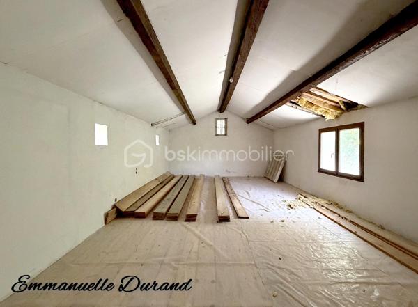 Ensemble immobilier unique : 3 habitations, source, grotte et fort potentiel – 450 000 €

Coup de cœur assuré pour les amoureux de nature, de calme et de projets atypiques. Découvrez ce domaine privé exceptionnel de près de 5 hectares boisés, offrant une intimité totale sans aucun vis-à-vis. Un véritable havre de paix qui cache un ensemble immobilier rare composé de trois habitations et de prestations uniques (source naturelle, grotte, grand atelier).

1. La Maison Principale (128 m²) – Idéale Famille
Chaleureuse, lumineuse et offrant une vue imprenable sur la forêt, elle se compose de :

Au rez-de-chaussée : Une cuisine aménagée/équipée ouverte sur le séjour, une grande pièce de vie conviviale,  et une suite parentale complète avec sa salle de bain (équipée d'une douche et d'une baignoire), des wc séparés.

À l’étage : Un espace enfants/invités avec 2 chambres spacieuses, un bureau et une salle d’eau avec WC.

Côté confort : Chauffage performant et économique grâce à une climatisation réversible, un poêle à bois chaleureux et des radiateurs électriques en appoint.

2. L’Appartement T2 (47,5 m²) – Rentabilité Immédiate
Parfait pour générer un revenu complémentaire ou accueillir des proches de façon indépendante.

Statut : Actuellement loué 520 € / mois (charges comprises).

Confort : Équipé d'une climatisation réversible et de radiateurs électriques.

Compteurs indépendants. Un vrai plus pour alléger vos mensualités de crédit !

3. La Maison à Rénover (~120 m²) & Ses Dépendances Atypiques
Le gros œuvre de cette troisième habitation est déjà fait toiture refaite il y a une quinzaine d'année. A rénover et aménager selon vos envies (gîte, seconde maison, etc.).
Elle possède un charme fou grâce à ses éléments attenants :

Un atelier de 44 m² (possibilité de le relier a la maison).

Une véritable grotte naturelle offrant un cachet unique.

Un ancien bassin (à remettre en eau / alimenter).

🌲 Les Extérieurs & Atouts Majeurs du Domaine :
5 hectares de forêt privée : un terrain de jeu idéal pour la biodiversité,  ou des animaux.

Présence d'une source naturelle sur le terrain, un actif précieux et rare.

Configuration idéale pour un projet de vie partagée, une activité de gîtes/chambres d'hôtes ou un investissement patrimonial.

📊 Informations Financières :
Prix de vente : 450 000 € (Honoraires à la charge du vendeur)

Taxe foncière : Environ 2 000 € / an

Revenu locatif existant : 520 € / mois CC

L'avis du professionnel : Un produit introuvable sur le marché. Allier le confort d'une maison de 3 chambres + 1 bureau, un loyer qui tombe tous les mois, un potentiel de 120 m² à créer (+44m2 si besoin), et un terrain de 5 hectares avec source et grotte... C'est une opportunité rare à saisir rapidement.

Curieux s'abstenir.