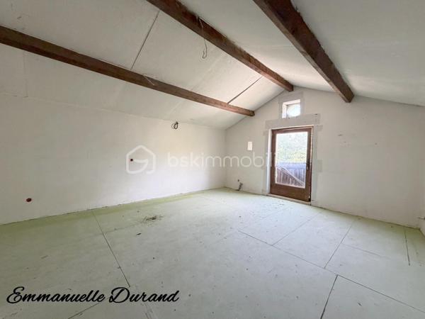 Ensemble immobilier unique : 3 habitations, source, grotte et fort potentiel – 450 000 €

Coup de cœur assuré pour les amoureux de nature, de calme et de projets atypiques. Découvrez ce domaine privé exceptionnel de près de 5 hectares boisés, offrant une intimité totale sans aucun vis-à-vis. Un véritable havre de paix qui cache un ensemble immobilier rare composé de trois habitations et de prestations uniques (source naturelle, grotte, grand atelier).

1. La Maison Principale (128 m²) – Idéale Famille
Chaleureuse, lumineuse et offrant une vue imprenable sur la forêt, elle se compose de :

Au rez-de-chaussée : Une cuisine aménagée/équipée ouverte sur le séjour, une grande pièce de vie conviviale,  et une suite parentale complète avec sa salle de bain (équipée d'une douche et d'une baignoire), des wc séparés.

À l’étage : Un espace enfants/invités avec 2 chambres spacieuses, un bureau et une salle d’eau avec WC.

Côté confort : Chauffage performant et économique grâce à une climatisation réversible, un poêle à bois chaleureux et des radiateurs électriques en appoint.

2. L’Appartement T2 (47,5 m²) – Rentabilité Immédiate
Parfait pour générer un revenu complémentaire ou accueillir des proches de façon indépendante.

Statut : Actuellement loué 520 € / mois (charges comprises).

Confort : Équipé d'une climatisation réversible et de radiateurs électriques.

Compteurs indépendants. Un vrai plus pour alléger vos mensualités de crédit !

3. La Maison à Rénover (~120 m²) & Ses Dépendances Atypiques
Le gros œuvre de cette troisième habitation est déjà fait toiture refaite il y a une quinzaine d'année. A rénover et aménager selon vos envies (gîte, seconde maison, etc.).
Elle possède un charme fou grâce à ses éléments attenants :

Un atelier de 44 m² (possibilité de le relier a la maison).

Une véritable grotte naturelle offrant un cachet unique.

Un ancien bassin (à remettre en eau / alimenter).

🌲 Les Extérieurs & Atouts Majeurs du Domaine :
5 hectares de forêt privée : un terrain de jeu idéal pour la biodiversité,  ou des animaux.

Présence d'une source naturelle sur le terrain, un actif précieux et rare.

Configuration idéale pour un projet de vie partagée, une activité de gîtes/chambres d'hôtes ou un investissement patrimonial.

📊 Informations Financières :
Prix de vente : 450 000 € (Honoraires à la charge du vendeur)

Taxe foncière : Environ 2 000 € / an

Revenu locatif existant : 520 € / mois CC

L'avis du professionnel : Un produit introuvable sur le marché. Allier le confort d'une maison de 3 chambres + 1 bureau, un loyer qui tombe tous les mois, un potentiel de 120 m² à créer (+44m2 si besoin), et un terrain de 5 hectares avec source et grotte... C'est une opportunité rare à saisir rapidement.

Curieux s'abstenir.