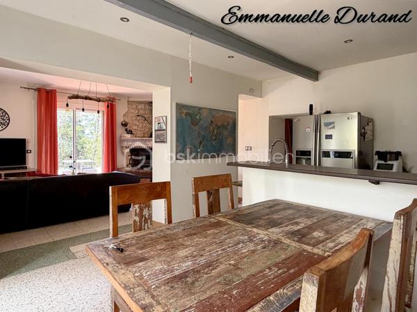Ensemble immobilier unique : 3 habitations, source, grotte et fort potentiel – 450 000 €

Coup de cœur assuré pour les amoureux de nature, de calme et de projets atypiques. Découvrez ce domaine privé exceptionnel de près de 5 hectares boisés, offrant une intimité totale sans aucun vis-à-vis. Un véritable havre de paix qui cache un ensemble immobilier rare composé de trois habitations et de prestations uniques (source naturelle, grotte, grand atelier).

1. La Maison Principale (128 m²) – Idéale Famille
Chaleureuse, lumineuse et offrant une vue imprenable sur la forêt, elle se compose de :

Au rez-de-chaussée : Une cuisine aménagée/équipée ouverte sur le séjour, une grande pièce de vie conviviale,  et une suite parentale complète avec sa salle de bain (équipée d'une douche et d'une baignoire), des wc séparés.

À l’étage : Un espace enfants/invités avec 2 chambres spacieuses, un bureau et une salle d’eau avec WC.

Côté confort : Chauffage performant et économique grâce à une climatisation réversible, un poêle à bois chaleureux et des radiateurs électriques en appoint.

2. L’Appartement T2 (47,5 m²) – Rentabilité Immédiate
Parfait pour générer un revenu complémentaire ou accueillir des proches de façon indépendante.

Statut : Actuellement loué 520 € / mois (charges comprises).

Confort : Équipé d'une climatisation réversible et de radiateurs électriques.

Compteurs indépendants. Un vrai plus pour alléger vos mensualités de crédit !

3. La Maison à Rénover (~120 m²) & Ses Dépendances Atypiques
Le gros œuvre de cette troisième habitation est déjà fait toiture refaite il y a une quinzaine d'année. A rénover et aménager selon vos envies (gîte, seconde maison, etc.).
Elle possède un charme fou grâce à ses éléments attenants :

Un atelier de 44 m² (possibilité de le relier a la maison).

Une véritable grotte naturelle offrant un cachet unique.

Un ancien bassin (à remettre en eau / alimenter).

🌲 Les Extérieurs & Atouts Majeurs du Domaine :
5 hectares de forêt privée : un terrain de jeu idéal pour la biodiversité,  ou des animaux.

Présence d'une source naturelle sur le terrain, un actif précieux et rare.

Configuration idéale pour un projet de vie partagée, une activité de gîtes/chambres d'hôtes ou un investissement patrimonial.

📊 Informations Financières :
Prix de vente : 450 000 € (Honoraires à la charge du vendeur)

Taxe foncière : Environ 2 000 € / an

Revenu locatif existant : 520 € / mois CC

L'avis du professionnel : Un produit introuvable sur le marché. Allier le confort d'une maison de 3 chambres + 1 bureau, un loyer qui tombe tous les mois, un potentiel de 120 m² à créer (+44m2 si besoin), et un terrain de 5 hectares avec source et grotte... C'est une opportunité rare à saisir rapidement.

Curieux s'abstenir.