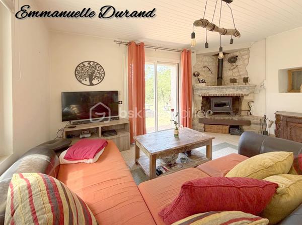 Ensemble immobilier unique : 3 habitations, source, grotte et fort potentiel – 450 000 €

Coup de cœur assuré pour les amoureux de nature, de calme et de projets atypiques. Découvrez ce domaine privé exceptionnel de près de 5 hectares boisés, offrant une intimité totale sans aucun vis-à-vis. Un véritable havre de paix qui cache un ensemble immobilier rare composé de trois habitations et de prestations uniques (source naturelle, grotte, grand atelier).

1. La Maison Principale (128 m²) – Idéale Famille
Chaleureuse, lumineuse et offrant une vue imprenable sur la forêt, elle se compose de :

Au rez-de-chaussée : Une cuisine aménagée/équipée ouverte sur le séjour, une grande pièce de vie conviviale,  et une suite parentale complète avec sa salle de bain (équipée d'une douche et d'une baignoire), des wc séparés.

À l’étage : Un espace enfants/invités avec 2 chambres spacieuses, un bureau et une salle d’eau avec WC.

Côté confort : Chauffage performant et économique grâce à une climatisation réversible, un poêle à bois chaleureux et des radiateurs électriques en appoint.

2. L’Appartement T2 (47,5 m²) – Rentabilité Immédiate
Parfait pour générer un revenu complémentaire ou accueillir des proches de façon indépendante.

Statut : Actuellement loué 520 € / mois (charges comprises).

Confort : Équipé d'une climatisation réversible et de radiateurs électriques.

Compteurs indépendants. Un vrai plus pour alléger vos mensualités de crédit !

3. La Maison à Rénover (~120 m²) & Ses Dépendances Atypiques
Le gros œuvre de cette troisième habitation est déjà fait toiture refaite il y a une quinzaine d'année. A rénover et aménager selon vos envies (gîte, seconde maison, etc.).
Elle possède un charme fou grâce à ses éléments attenants :

Un atelier de 44 m² (possibilité de le relier a la maison).

Une véritable grotte naturelle offrant un cachet unique.

Un ancien bassin (à remettre en eau / alimenter).

🌲 Les Extérieurs & Atouts Majeurs du Domaine :
5 hectares de forêt privée : un terrain de jeu idéal pour la biodiversité,  ou des animaux.

Présence d'une source naturelle sur le terrain, un actif précieux et rare.

Configuration idéale pour un projet de vie partagée, une activité de gîtes/chambres d'hôtes ou un investissement patrimonial.

📊 Informations Financières :
Prix de vente : 450 000 € (Honoraires à la charge du vendeur)

Taxe foncière : Environ 2 000 € / an

Revenu locatif existant : 520 € / mois CC

L'avis du professionnel : Un produit introuvable sur le marché. Allier le confort d'une maison de 3 chambres + 1 bureau, un loyer qui tombe tous les mois, un potentiel de 120 m² à créer (+44m2 si besoin), et un terrain de 5 hectares avec source et grotte... C'est une opportunité rare à saisir rapidement.

Curieux s'abstenir.