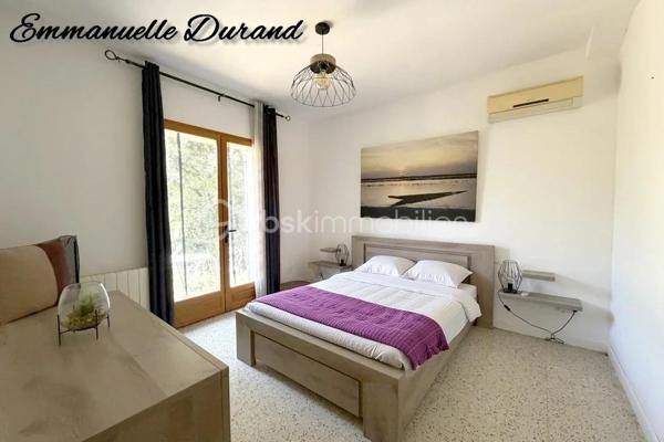 Ensemble immobilier unique : 3 habitations, source, grotte et fort potentiel – 450 000 €

Coup de cœur assuré pour les amoureux de nature, de calme et de projets atypiques. Découvrez ce domaine privé exceptionnel de près de 5 hectares boisés, offrant une intimité totale sans aucun vis-à-vis. Un véritable havre de paix qui cache un ensemble immobilier rare composé de trois habitations et de prestations uniques (source naturelle, grotte, grand atelier).

1. La Maison Principale (128 m²) – Idéale Famille
Chaleureuse, lumineuse et offrant une vue imprenable sur la forêt, elle se compose de :

Au rez-de-chaussée : Une cuisine aménagée/équipée ouverte sur le séjour, une grande pièce de vie conviviale,  et une suite parentale complète avec sa salle de bain (équipée d'une douche et d'une baignoire), des wc séparés.

À l’étage : Un espace enfants/invités avec 2 chambres spacieuses, un bureau et une salle d’eau avec WC.

Côté confort : Chauffage performant et économique grâce à une climatisation réversible, un poêle à bois chaleureux et des radiateurs électriques en appoint.

2. L’Appartement T2 (47,5 m²) – Rentabilité Immédiate
Parfait pour générer un revenu complémentaire ou accueillir des proches de façon indépendante.

Statut : Actuellement loué 520 € / mois (charges comprises).

Confort : Équipé d'une climatisation réversible et de radiateurs électriques.

Compteurs indépendants. Un vrai plus pour alléger vos mensualités de crédit !

3. La Maison à Rénover (~120 m²) & Ses Dépendances Atypiques
Le gros œuvre de cette troisième habitation est déjà fait toiture refaite il y a une quinzaine d'année. A rénover et aménager selon vos envies (gîte, seconde maison, etc.).
Elle possède un charme fou grâce à ses éléments attenants :

Un atelier de 44 m² (possibilité de le relier a la maison).

Une véritable grotte naturelle offrant un cachet unique.

Un ancien bassin (à remettre en eau / alimenter).

🌲 Les Extérieurs & Atouts Majeurs du Domaine :
5 hectares de forêt privée : un terrain de jeu idéal pour la biodiversité,  ou des animaux.

Présence d'une source naturelle sur le terrain, un actif précieux et rare.

Configuration idéale pour un projet de vie partagée, une activité de gîtes/chambres d'hôtes ou un investissement patrimonial.

📊 Informations Financières :
Prix de vente : 450 000 € (Honoraires à la charge du vendeur)

Taxe foncière : Environ 2 000 € / an

Revenu locatif existant : 520 € / mois CC

L'avis du professionnel : Un produit introuvable sur le marché. Allier le confort d'une maison de 3 chambres + 1 bureau, un loyer qui tombe tous les mois, un potentiel de 120 m² à créer (+44m2 si besoin), et un terrain de 5 hectares avec source et grotte... C'est une opportunité rare à saisir rapidement.

Curieux s'abstenir.