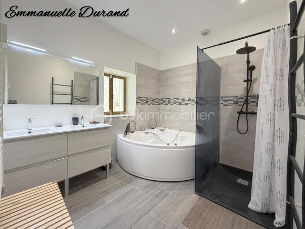 Ensemble immobilier unique : 3 habitations, source, grotte et fort potentiel – 450 000 €

Coup de cœur assuré pour les amoureux de nature, de calme et de projets atypiques. Découvrez ce domaine privé exceptionnel de près de 5 hectares boisés, offrant une intimité totale sans aucun vis-à-vis. Un véritable havre de paix qui cache un ensemble immobilier rare composé de trois habitations et de prestations uniques (source naturelle, grotte, grand atelier).

1. La Maison Principale (128 m²) – Idéale Famille
Chaleureuse, lumineuse et offrant une vue imprenable sur la forêt, elle se compose de :

Au rez-de-chaussée : Une cuisine aménagée/équipée ouverte sur le séjour, une grande pièce de vie conviviale,  et une suite parentale complète avec sa salle de bain (équipée d'une douche et d'une baignoire), des wc séparés.

À l’étage : Un espace enfants/invités avec 2 chambres spacieuses, un bureau et une salle d’eau avec WC.

Côté confort : Chauffage performant et économique grâce à une climatisation réversible, un poêle à bois chaleureux et des radiateurs électriques en appoint.

2. L’Appartement T2 (47,5 m²) – Rentabilité Immédiate
Parfait pour générer un revenu complémentaire ou accueillir des proches de façon indépendante.

Statut : Actuellement loué 520 € / mois (charges comprises).

Confort : Équipé d'une climatisation réversible et de radiateurs électriques.

Compteurs indépendants. Un vrai plus pour alléger vos mensualités de crédit !

3. La Maison à Rénover (~120 m²) & Ses Dépendances Atypiques
Le gros œuvre de cette troisième habitation est déjà fait toiture refaite il y a une quinzaine d'année. A rénover et aménager selon vos envies (gîte, seconde maison, etc.).
Elle possède un charme fou grâce à ses éléments attenants :

Un atelier de 44 m² (possibilité de le relier a la maison).

Une véritable grotte naturelle offrant un cachet unique.

Un ancien bassin (à remettre en eau / alimenter).

🌲 Les Extérieurs & Atouts Majeurs du Domaine :
5 hectares de forêt privée : un terrain de jeu idéal pour la biodiversité,  ou des animaux.

Présence d'une source naturelle sur le terrain, un actif précieux et rare.

Configuration idéale pour un projet de vie partagée, une activité de gîtes/chambres d'hôtes ou un investissement patrimonial.

📊 Informations Financières :
Prix de vente : 450 000 € (Honoraires à la charge du vendeur)

Taxe foncière : Environ 2 000 € / an

Revenu locatif existant : 520 € / mois CC

L'avis du professionnel : Un produit introuvable sur le marché. Allier le confort d'une maison de 3 chambres + 1 bureau, un loyer qui tombe tous les mois, un potentiel de 120 m² à créer (+44m2 si besoin), et un terrain de 5 hectares avec source et grotte... C'est une opportunité rare à saisir rapidement.

Curieux s'abstenir.