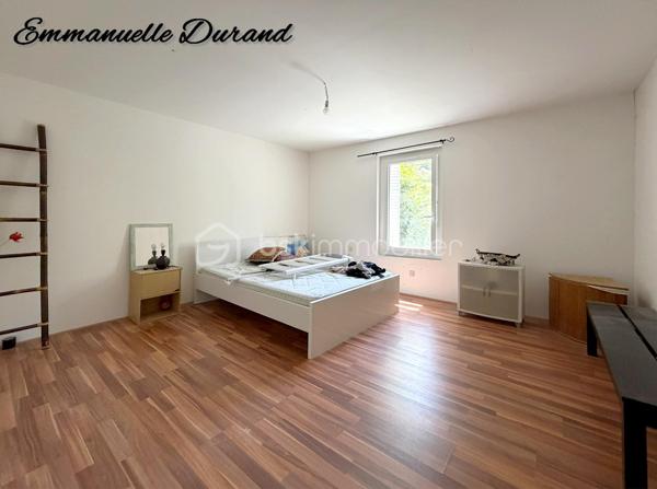 Ensemble immobilier unique : 3 habitations, source, grotte et fort potentiel – 450 000 €

Coup de cœur assuré pour les amoureux de nature, de calme et de projets atypiques. Découvrez ce domaine privé exceptionnel de près de 5 hectares boisés, offrant une intimité totale sans aucun vis-à-vis. Un véritable havre de paix qui cache un ensemble immobilier rare composé de trois habitations et de prestations uniques (source naturelle, grotte, grand atelier).

1. La Maison Principale (128 m²) – Idéale Famille
Chaleureuse, lumineuse et offrant une vue imprenable sur la forêt, elle se compose de :

Au rez-de-chaussée : Une cuisine aménagée/équipée ouverte sur le séjour, une grande pièce de vie conviviale,  et une suite parentale complète avec sa salle de bain (équipée d'une douche et d'une baignoire), des wc séparés.

À l’étage : Un espace enfants/invités avec 2 chambres spacieuses, un bureau et une salle d’eau avec WC.

Côté confort : Chauffage performant et économique grâce à une climatisation réversible, un poêle à bois chaleureux et des radiateurs électriques en appoint.

2. L’Appartement T2 (47,5 m²) – Rentabilité Immédiate
Parfait pour générer un revenu complémentaire ou accueillir des proches de façon indépendante.

Statut : Actuellement loué 520 € / mois (charges comprises).

Confort : Équipé d'une climatisation réversible et de radiateurs électriques.

Compteurs indépendants. Un vrai plus pour alléger vos mensualités de crédit !

3. La Maison à Rénover (~120 m²) & Ses Dépendances Atypiques
Le gros œuvre de cette troisième habitation est déjà fait toiture refaite il y a une quinzaine d'année. A rénover et aménager selon vos envies (gîte, seconde maison, etc.).
Elle possède un charme fou grâce à ses éléments attenants :

Un atelier de 44 m² (possibilité de le relier a la maison).

Une véritable grotte naturelle offrant un cachet unique.

Un ancien bassin (à remettre en eau / alimenter).

🌲 Les Extérieurs & Atouts Majeurs du Domaine :
5 hectares de forêt privée : un terrain de jeu idéal pour la biodiversité,  ou des animaux.

Présence d'une source naturelle sur le terrain, un actif précieux et rare.

Configuration idéale pour un projet de vie partagée, une activité de gîtes/chambres d'hôtes ou un investissement patrimonial.

📊 Informations Financières :
Prix de vente : 450 000 € (Honoraires à la charge du vendeur)

Taxe foncière : Environ 2 000 € / an

Revenu locatif existant : 520 € / mois CC

L'avis du professionnel : Un produit introuvable sur le marché. Allier le confort d'une maison de 3 chambres + 1 bureau, un loyer qui tombe tous les mois, un potentiel de 120 m² à créer (+44m2 si besoin), et un terrain de 5 hectares avec source et grotte... C'est une opportunité rare à saisir rapidement.

Curieux s'abstenir.