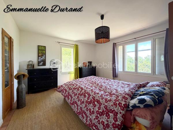 Ensemble immobilier unique : 3 habitations, source, grotte et fort potentiel – 450 000 €

Coup de cœur assuré pour les amoureux de nature, de calme et de projets atypiques. Découvrez ce domaine privé exceptionnel de près de 5 hectares boisés, offrant une intimité totale sans aucun vis-à-vis. Un véritable havre de paix qui cache un ensemble immobilier rare composé de trois habitations et de prestations uniques (source naturelle, grotte, grand atelier).

1. La Maison Principale (128 m²) – Idéale Famille
Chaleureuse, lumineuse et offrant une vue imprenable sur la forêt, elle se compose de :

Au rez-de-chaussée : Une cuisine aménagée/équipée ouverte sur le séjour, une grande pièce de vie conviviale,  et une suite parentale complète avec sa salle de bain (équipée d'une douche et d'une baignoire), des wc séparés.

À l’étage : Un espace enfants/invités avec 2 chambres spacieuses, un bureau et une salle d’eau avec WC.

Côté confort : Chauffage performant et économique grâce à une climatisation réversible, un poêle à bois chaleureux et des radiateurs électriques en appoint.

2. L’Appartement T2 (47,5 m²) – Rentabilité Immédiate
Parfait pour générer un revenu complémentaire ou accueillir des proches de façon indépendante.

Statut : Actuellement loué 520 € / mois (charges comprises).

Confort : Équipé d'une climatisation réversible et de radiateurs électriques.

Compteurs indépendants. Un vrai plus pour alléger vos mensualités de crédit !

3. La Maison à Rénover (~120 m²) & Ses Dépendances Atypiques
Le gros œuvre de cette troisième habitation est déjà fait toiture refaite il y a une quinzaine d'année. A rénover et aménager selon vos envies (gîte, seconde maison, etc.).
Elle possède un charme fou grâce à ses éléments attenants :

Un atelier de 44 m² (possibilité de le relier a la maison).

Une véritable grotte naturelle offrant un cachet unique.

Un ancien bassin (à remettre en eau / alimenter).

🌲 Les Extérieurs & Atouts Majeurs du Domaine :
5 hectares de forêt privée : un terrain de jeu idéal pour la biodiversité,  ou des animaux.

Présence d'une source naturelle sur le terrain, un actif précieux et rare.

Configuration idéale pour un projet de vie partagée, une activité de gîtes/chambres d'hôtes ou un investissement patrimonial.

📊 Informations Financières :
Prix de vente : 450 000 € (Honoraires à la charge du vendeur)

Taxe foncière : Environ 2 000 € / an

Revenu locatif existant : 520 € / mois CC

L'avis du professionnel : Un produit introuvable sur le marché. Allier le confort d'une maison de 3 chambres + 1 bureau, un loyer qui tombe tous les mois, un potentiel de 120 m² à créer (+44m2 si besoin), et un terrain de 5 hectares avec source et grotte... C'est une opportunité rare à saisir rapidement.

Curieux s'abstenir.