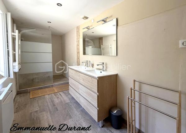 Ensemble immobilier unique : 3 habitations, source, grotte et fort potentiel – 450 000 €

Coup de cœur assuré pour les amoureux de nature, de calme et de projets atypiques. Découvrez ce domaine privé exceptionnel de près de 5 hectares boisés, offrant une intimité totale sans aucun vis-à-vis. Un véritable havre de paix qui cache un ensemble immobilier rare composé de trois habitations et de prestations uniques (source naturelle, grotte, grand atelier).

1. La Maison Principale (128 m²) – Idéale Famille
Chaleureuse, lumineuse et offrant une vue imprenable sur la forêt, elle se compose de :

Au rez-de-chaussée : Une cuisine aménagée/équipée ouverte sur le séjour, une grande pièce de vie conviviale,  et une suite parentale complète avec sa salle de bain (équipée d'une douche et d'une baignoire), des wc séparés.

À l’étage : Un espace enfants/invités avec 2 chambres spacieuses, un bureau et une salle d’eau avec WC.

Côté confort : Chauffage performant et économique grâce à une climatisation réversible, un poêle à bois chaleureux et des radiateurs électriques en appoint.

2. L’Appartement T2 (47,5 m²) – Rentabilité Immédiate
Parfait pour générer un revenu complémentaire ou accueillir des proches de façon indépendante.

Statut : Actuellement loué 520 € / mois (charges comprises).

Confort : Équipé d'une climatisation réversible et de radiateurs électriques.

Compteurs indépendants. Un vrai plus pour alléger vos mensualités de crédit !

3. La Maison à Rénover (~120 m²) & Ses Dépendances Atypiques
Le gros œuvre de cette troisième habitation est déjà fait toiture refaite il y a une quinzaine d'année. A rénover et aménager selon vos envies (gîte, seconde maison, etc.).
Elle possède un charme fou grâce à ses éléments attenants :

Un atelier de 44 m² (possibilité de le relier a la maison).

Une véritable grotte naturelle offrant un cachet unique.

Un ancien bassin (à remettre en eau / alimenter).

🌲 Les Extérieurs & Atouts Majeurs du Domaine :
5 hectares de forêt privée : un terrain de jeu idéal pour la biodiversité,  ou des animaux.

Présence d'une source naturelle sur le terrain, un actif précieux et rare.

Configuration idéale pour un projet de vie partagée, une activité de gîtes/chambres d'hôtes ou un investissement patrimonial.

📊 Informations Financières :
Prix de vente : 450 000 € (Honoraires à la charge du vendeur)

Taxe foncière : Environ 2 000 € / an

Revenu locatif existant : 520 € / mois CC

L'avis du professionnel : Un produit introuvable sur le marché. Allier le confort d'une maison de 3 chambres + 1 bureau, un loyer qui tombe tous les mois, un potentiel de 120 m² à créer (+44m2 si besoin), et un terrain de 5 hectares avec source et grotte... C'est une opportunité rare à saisir rapidement.

Curieux s'abstenir.