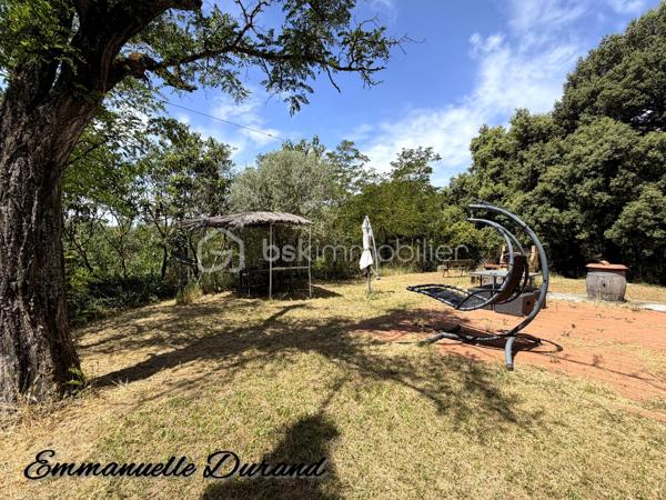 Ensemble immobilier unique : 3 habitations, source, grotte et fort potentiel – 450 000 €

Coup de cœur assuré pour les amoureux de nature, de calme et de projets atypiques. Découvrez ce domaine privé exceptionnel de près de 5 hectares boisés, offrant une intimité totale sans aucun vis-à-vis. Un véritable havre de paix qui cache un ensemble immobilier rare composé de trois habitations et de prestations uniques (source naturelle, grotte, grand atelier).

1. La Maison Principale (128 m²) – Idéale Famille
Chaleureuse, lumineuse et offrant une vue imprenable sur la forêt, elle se compose de :

Au rez-de-chaussée : Une cuisine aménagée/équipée ouverte sur le séjour, une grande pièce de vie conviviale,  et une suite parentale complète avec sa salle de bain (équipée d'une douche et d'une baignoire), des wc séparés.

À l’étage : Un espace enfants/invités avec 2 chambres spacieuses, un bureau et une salle d’eau avec WC.

Côté confort : Chauffage performant et économique grâce à une climatisation réversible, un poêle à bois chaleureux et des radiateurs électriques en appoint.

2. L’Appartement T2 (47,5 m²) – Rentabilité Immédiate
Parfait pour générer un revenu complémentaire ou accueillir des proches de façon indépendante.

Statut : Actuellement loué 520 € / mois (charges comprises).

Confort : Équipé d'une climatisation réversible et de radiateurs électriques.

Compteurs indépendants. Un vrai plus pour alléger vos mensualités de crédit !

3. La Maison à Rénover (~120 m²) & Ses Dépendances Atypiques
Le gros œuvre de cette troisième habitation est déjà fait toiture refaite il y a une quinzaine d'année. A rénover et aménager selon vos envies (gîte, seconde maison, etc.).
Elle possède un charme fou grâce à ses éléments attenants :

Un atelier de 44 m² (possibilité de le relier a la maison).

Une véritable grotte naturelle offrant un cachet unique.

Un ancien bassin (à remettre en eau / alimenter).

🌲 Les Extérieurs & Atouts Majeurs du Domaine :
5 hectares de forêt privée : un terrain de jeu idéal pour la biodiversité,  ou des animaux.

Présence d'une source naturelle sur le terrain, un actif précieux et rare.

Configuration idéale pour un projet de vie partagée, une activité de gîtes/chambres d'hôtes ou un investissement patrimonial.

📊 Informations Financières :
Prix de vente : 450 000 € (Honoraires à la charge du vendeur)

Taxe foncière : Environ 2 000 € / an

Revenu locatif existant : 520 € / mois CC

L'avis du professionnel : Un produit introuvable sur le marché. Allier le confort d'une maison de 3 chambres + 1 bureau, un loyer qui tombe tous les mois, un potentiel de 120 m² à créer (+44m2 si besoin), et un terrain de 5 hectares avec source et grotte... C'est une opportunité rare à saisir rapidement.

Curieux s'abstenir.
