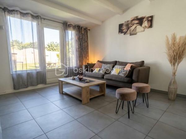 Coup de cœur assuré ! Charmante maison T3 de 51 m² (41 m² Carrez) à deux pas de la mer, place de parking privatif.

Située dans le quartier prisé, recherché et particulièrement calme de Bottaï à Port-de-Bouc, cette maison baignée de charme offre un cadre de vie idéal, à seulement 100 mètres de la Méditerranée. Entièrement rénovée avec goût, elle ne nécessite aucun travaux et propose de belles prestations décoratives.

Le bien se compose de la manière suivante :

Pièce de vie lumineuse : Un séjour convivial de 15 m² avec cuisine ouverte, entièrement aménagée et équipée.

Espace salon : Un salon chaleureux de 14 m² baigné de lumière, s'ouvrant directement sur l'extérieur.

Coin nuit : Une chambre confortable en mezzanine.

Espaces pratiques : Une belle salle d'eau moderne et une buanderie fonctionnelle.

Côté extérieur :
Profitez d'un agréable jardin privatif à l'arrière, parfait pour vos moments de détente en toute tranquillité. Deux cabanons extérieurs viennent compléter ce bien, offrant de précieux espaces de rangement ou de bricolage.

Idéal premier achat, pied-à-terre ou investissement locatif rare sur le secteur.

Contactez nous dès maintenant pour organiser une visite et découvrir ce petit coin de paradis.