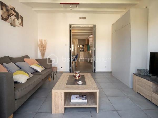 Coup de cœur assuré ! Charmante maison T3 de 51 m² (41 m² Carrez) à deux pas de la mer, place de parking privatif.

Située dans le quartier prisé, recherché et particulièrement calme de Bottaï à Port-de-Bouc, cette maison baignée de charme offre un cadre de vie idéal, à seulement 100 mètres de la Méditerranée. Entièrement rénovée avec goût, elle ne nécessite aucun travaux et propose de belles prestations décoratives.

Le bien se compose de la manière suivante :

Pièce de vie lumineuse : Un séjour convivial de 15 m² avec cuisine ouverte, entièrement aménagée et équipée.

Espace salon : Un salon chaleureux de 14 m² baigné de lumière, s'ouvrant directement sur l'extérieur.

Coin nuit : Une chambre confortable en mezzanine.

Espaces pratiques : Une belle salle d'eau moderne et une buanderie fonctionnelle.

Côté extérieur :
Profitez d'un agréable jardin privatif à l'arrière, parfait pour vos moments de détente en toute tranquillité. Deux cabanons extérieurs viennent compléter ce bien, offrant de précieux espaces de rangement ou de bricolage.

Idéal premier achat, pied-à-terre ou investissement locatif rare sur le secteur.

Contactez nous dès maintenant pour organiser une visite et découvrir ce petit coin de paradis.