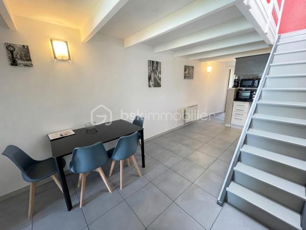 Coup de cœur assuré ! Charmante maison T3 de 51 m² (41 m² Carrez) à deux pas de la mer, place de parking privatif.

Située dans le quartier prisé, recherché et particulièrement calme de Bottaï à Port-de-Bouc, cette maison baignée de charme offre un cadre de vie idéal, à seulement 100 mètres de la Méditerranée. Entièrement rénovée avec goût, elle ne nécessite aucun travaux et propose de belles prestations décoratives.

Le bien se compose de la manière suivante :

Pièce de vie lumineuse : Un séjour convivial de 15 m² avec cuisine ouverte, entièrement aménagée et équipée.

Espace salon : Un salon chaleureux de 14 m² baigné de lumière, s'ouvrant directement sur l'extérieur.

Coin nuit : Une chambre confortable en mezzanine.

Espaces pratiques : Une belle salle d'eau moderne et une buanderie fonctionnelle.

Côté extérieur :
Profitez d'un agréable jardin privatif à l'arrière, parfait pour vos moments de détente en toute tranquillité. Deux cabanons extérieurs viennent compléter ce bien, offrant de précieux espaces de rangement ou de bricolage.

Idéal premier achat, pied-à-terre ou investissement locatif rare sur le secteur.

Contactez nous dès maintenant pour organiser une visite et découvrir ce petit coin de paradis.