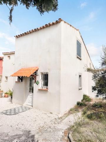 Coup de cœur assuré ! Charmante maison T3 de 51 m² (41 m² Carrez) à deux pas de la mer, place de parking privatif.

Située dans le quartier prisé, recherché et particulièrement calme de Bottaï à Port-de-Bouc, cette maison baignée de charme offre un cadre de vie idéal, à seulement 100 mètres de la Méditerranée. Entièrement rénovée avec goût, elle ne nécessite aucun travaux et propose de belles prestations décoratives.

Le bien se compose de la manière suivante :

Pièce de vie lumineuse : Un séjour convivial de 15 m² avec cuisine ouverte, entièrement aménagée et équipée.

Espace salon : Un salon chaleureux de 14 m² baigné de lumière, s'ouvrant directement sur l'extérieur.

Coin nuit : Une chambre confortable en mezzanine.

Espaces pratiques : Une belle salle d'eau moderne et une buanderie fonctionnelle.

Côté extérieur :
Profitez d'un agréable jardin privatif à l'arrière, parfait pour vos moments de détente en toute tranquillité. Deux cabanons extérieurs viennent compléter ce bien, offrant de précieux espaces de rangement ou de bricolage.

Idéal premier achat, pied-à-terre ou investissement locatif rare sur le secteur.

Contactez nous dès maintenant pour organiser une visite et découvrir ce petit coin de paradis.