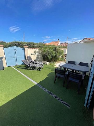 Coup de cœur assuré ! Charmante maison T3 de 51 m² (41 m² Carrez) à deux pas de la mer, place de parking privatif.

Située dans le quartier prisé, recherché et particulièrement calme de Bottaï à Port-de-Bouc, cette maison baignée de charme offre un cadre de vie idéal, à seulement 100 mètres de la Méditerranée. Entièrement rénovée avec goût, elle ne nécessite aucun travaux et propose de belles prestations décoratives.

Le bien se compose de la manière suivante :

Pièce de vie lumineuse : Un séjour convivial de 15 m² avec cuisine ouverte, entièrement aménagée et équipée.

Espace salon : Un salon chaleureux de 14 m² baigné de lumière, s'ouvrant directement sur l'extérieur.

Coin nuit : Une chambre confortable en mezzanine.

Espaces pratiques : Une belle salle d'eau moderne et une buanderie fonctionnelle.

Côté extérieur :
Profitez d'un agréable jardin privatif à l'arrière, parfait pour vos moments de détente en toute tranquillité. Deux cabanons extérieurs viennent compléter ce bien, offrant de précieux espaces de rangement ou de bricolage.

Idéal premier achat, pied-à-terre ou investissement locatif rare sur le secteur.

Contactez nous dès maintenant pour organiser une visite et découvrir ce petit coin de paradis.