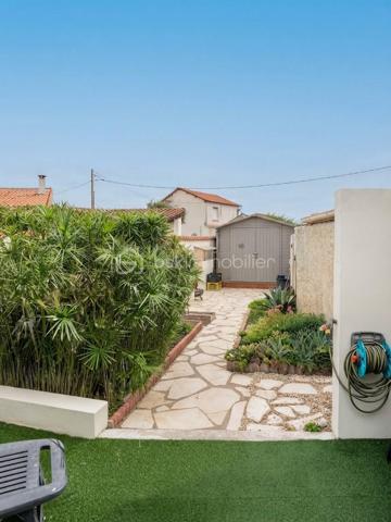 Coup de cœur assuré ! Charmante maison T3 de 51 m² (41 m² Carrez) à deux pas de la mer, place de parking privatif.

Située dans le quartier prisé, recherché et particulièrement calme de Bottaï à Port-de-Bouc, cette maison baignée de charme offre un cadre de vie idéal, à seulement 100 mètres de la Méditerranée. Entièrement rénovée avec goût, elle ne nécessite aucun travaux et propose de belles prestations décoratives.

Le bien se compose de la manière suivante :

Pièce de vie lumineuse : Un séjour convivial de 15 m² avec cuisine ouverte, entièrement aménagée et équipée.

Espace salon : Un salon chaleureux de 14 m² baigné de lumière, s'ouvrant directement sur l'extérieur.

Coin nuit : Une chambre confortable en mezzanine.

Espaces pratiques : Une belle salle d'eau moderne et une buanderie fonctionnelle.

Côté extérieur :
Profitez d'un agréable jardin privatif à l'arrière, parfait pour vos moments de détente en toute tranquillité. Deux cabanons extérieurs viennent compléter ce bien, offrant de précieux espaces de rangement ou de bricolage.

Idéal premier achat, pied-à-terre ou investissement locatif rare sur le secteur.

Contactez nous dès maintenant pour organiser une visite et découvrir ce petit coin de paradis.