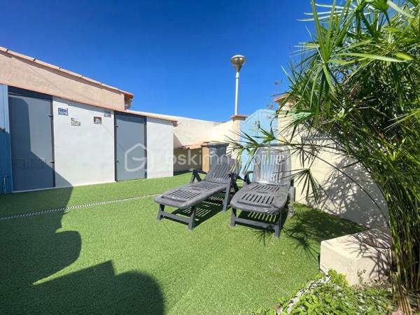 Coup de cœur assuré ! Charmante maison T3 de 51 m² (41 m² Carrez) à deux pas de la mer, place de parking privatif.

Située dans le quartier prisé, recherché et particulièrement calme de Bottaï à Port-de-Bouc, cette maison baignée de charme offre un cadre de vie idéal, à seulement 100 mètres de la Méditerranée. Entièrement rénovée avec goût, elle ne nécessite aucun travaux et propose de belles prestations décoratives.

Le bien se compose de la manière suivante :

Pièce de vie lumineuse : Un séjour convivial de 15 m² avec cuisine ouverte, entièrement aménagée et équipée.

Espace salon : Un salon chaleureux de 14 m² baigné de lumière, s'ouvrant directement sur l'extérieur.

Coin nuit : Une chambre confortable en mezzanine.

Espaces pratiques : Une belle salle d'eau moderne et une buanderie fonctionnelle.

Côté extérieur :
Profitez d'un agréable jardin privatif à l'arrière, parfait pour vos moments de détente en toute tranquillité. Deux cabanons extérieurs viennent compléter ce bien, offrant de précieux espaces de rangement ou de bricolage.

Idéal premier achat, pied-à-terre ou investissement locatif rare sur le secteur.

Contactez nous dès maintenant pour organiser une visite et découvrir ce petit coin de paradis.