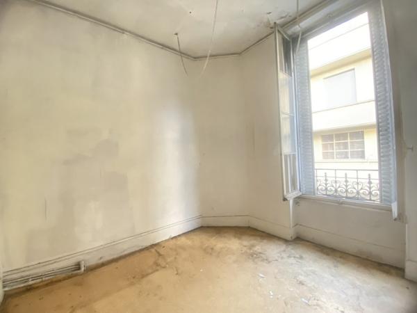 03200 VICHY –IMMEUBLE DE RAPPORT MIXTE AVEC 2 APPARTEMENTS + LOCAL COMMERCIAL -COEUR DE VILLE