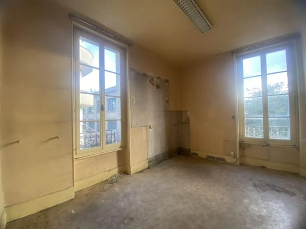 03200 VICHY –IMMEUBLE DE RAPPORT MIXTE AVEC 2 APPARTEMENTS + LOCAL COMMERCIAL -COEUR DE VILLE