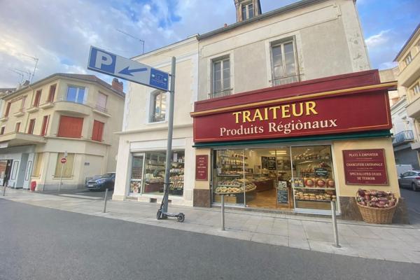 03200 VICHY –IMMEUBLE DE RAPPORT MIXTE AVEC 2 APPARTEMENTS + LOCAL COMMERCIAL -COEUR DE VILLE