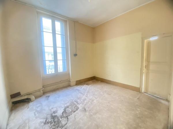 03200 VICHY –IMMEUBLE DE RAPPORT MIXTE AVEC 2 APPARTEMENTS + LOCAL COMMERCIAL -COEUR DE VILLE