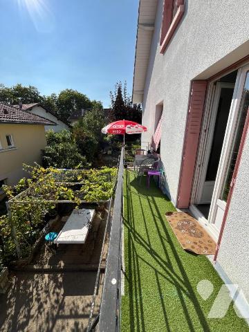 Maison à usage mixte de commerce et d'habitation de 5 pièces (environ 165 m²) située à proximit