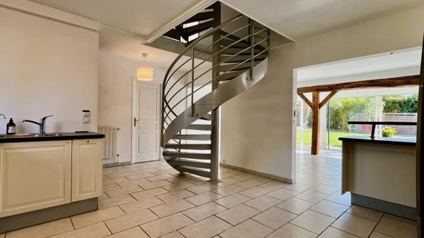 Saint-Nom-la-Bretèche (78860) MAISON FAMILIALE DE 153M2 BIEN ENTRETENUE EN RESIDENCE PROCHE ECOLES ET COLLEGE SUR ENVIRON 590M2 DE TERRAIN.