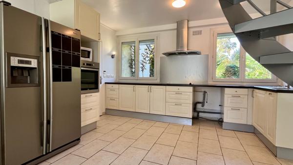 Saint-Nom-la-Bretèche (78860) MAISON FAMILIALE DE 153M2 BIEN ENTRETENUE EN RESIDENCE PROCHE ECOLES ET COLLEGE SUR ENVIRON 590M2 DE TERRAIN.