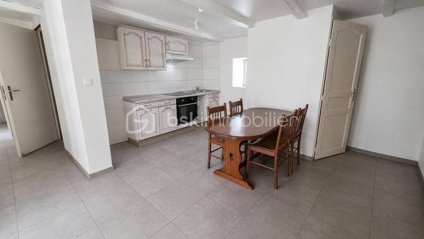 💼 **SPÉCIAL INVESTISSEUR – IMMEUBLE DE RAPPORT À SÉLESTAT**

Situé rue du Tabac à Sélestat, cet immeuble de rapport se compose de 3 appartements actuellement loués, garantissant des revenus locatifs immédiats.

🏠 **Composition :**

🔹 **RDC – F2 de 34,89 m²**

* Loué 410 € + 30 € de charges
* Chauffage individuel gaz
* DPE : E

🔹 **1er étage – F2 de 48,41 m²**

* Loué 424 € + 30 € de charges
* Chauffage individuel gaz
* DPE : E
* Appartement à rafraîchir, offrant un potentiel de valorisation.

🔹 **2ème étage – Duplex F2/F3 de 49,50 m² habitables (75 m² au sol)**

* Loué 507 € + 50 € de charges
* Chauffage individuel électrique
* DPE : D
* Appartement entièrement rénové.

✅ Immeuble entièrement loué
✅ Locataires à jour de leurs loyers
✅ 3 caves en sous-sol
✅ Revenus locatifs immédiats
✅ Potentiel de valorisation

💰 **Revenus locatifs actuels :**

* 1 341 € hors charges par mois
* 16 092 € hors charges par an

📌 **Taxe foncière : 1 006 €**

Idéal pour un investisseur souhaitant acquérir un immeuble générant des revenus dès l'acquisition, avec une situation locative saine et sécurisée.

📞 Dossier complet, photos complémentaires et visites sur demande.