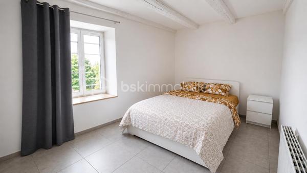 💼 **SPÉCIAL INVESTISSEUR – IMMEUBLE DE RAPPORT À SÉLESTAT**

Situé rue du Tabac à Sélestat, cet immeuble de rapport se compose de 3 appartements actuellement loués, garantissant des revenus locatifs immédiats.

🏠 **Composition :**

🔹 **RDC – F2 de 34,89 m²**

* Loué 410 € + 30 € de charges
* Chauffage individuel gaz
* DPE : E

🔹 **1er étage – F2 de 48,41 m²**

* Loué 424 € + 30 € de charges
* Chauffage individuel gaz
* DPE : E
* Appartement à rafraîchir, offrant un potentiel de valorisation.

🔹 **2ème étage – Duplex F2/F3 de 49,50 m² habitables (75 m² au sol)**

* Loué 507 € + 50 € de charges
* Chauffage individuel électrique
* DPE : D
* Appartement entièrement rénové.

✅ Immeuble entièrement loué
✅ Locataires à jour de leurs loyers
✅ 3 caves en sous-sol
✅ Revenus locatifs immédiats
✅ Potentiel de valorisation

💰 **Revenus locatifs actuels :**

* 1 341 € hors charges par mois
* 16 092 € hors charges par an

📌 **Taxe foncière : 1 006 €**

Idéal pour un investisseur souhaitant acquérir un immeuble générant des revenus dès l'acquisition, avec une situation locative saine et sécurisée.

📞 Dossier complet, photos complémentaires et visites sur demande.
