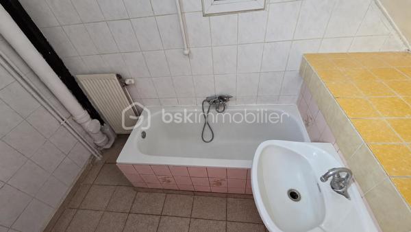 💼 **SPÉCIAL INVESTISSEUR – IMMEUBLE DE RAPPORT À SÉLESTAT**

Situé rue du Tabac à Sélestat, cet immeuble de rapport se compose de 3 appartements actuellement loués, garantissant des revenus locatifs immédiats.

🏠 **Composition :**

🔹 **RDC – F2 de 34,89 m²**

* Loué 410 € + 30 € de charges
* Chauffage individuel gaz
* DPE : E

🔹 **1er étage – F2 de 48,41 m²**

* Loué 424 € + 30 € de charges
* Chauffage individuel gaz
* DPE : E
* Appartement à rafraîchir, offrant un potentiel de valorisation.

🔹 **2ème étage – Duplex F2/F3 de 49,50 m² habitables (75 m² au sol)**

* Loué 507 € + 50 € de charges
* Chauffage individuel électrique
* DPE : D
* Appartement entièrement rénové.

✅ Immeuble entièrement loué
✅ Locataires à jour de leurs loyers
✅ 3 caves en sous-sol
✅ Revenus locatifs immédiats
✅ Potentiel de valorisation

💰 **Revenus locatifs actuels :**

* 1 341 € hors charges par mois
* 16 092 € hors charges par an

📌 **Taxe foncière : 1 006 €**

Idéal pour un investisseur souhaitant acquérir un immeuble générant des revenus dès l'acquisition, avec une situation locative saine et sécurisée.

📞 Dossier complet, photos complémentaires et visites sur demande.