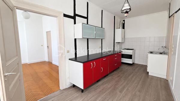 💼 **SPÉCIAL INVESTISSEUR – IMMEUBLE DE RAPPORT À SÉLESTAT**

Situé rue du Tabac à Sélestat, cet immeuble de rapport se compose de 3 appartements actuellement loués, garantissant des revenus locatifs immédiats.

🏠 **Composition :**

🔹 **RDC – F2 de 34,89 m²**

* Loué 410 € + 30 € de charges
* Chauffage individuel gaz
* DPE : E

🔹 **1er étage – F2 de 48,41 m²**

* Loué 424 € + 30 € de charges
* Chauffage individuel gaz
* DPE : E
* Appartement à rafraîchir, offrant un potentiel de valorisation.

🔹 **2ème étage – Duplex F2/F3 de 49,50 m² habitables (75 m² au sol)**

* Loué 507 € + 50 € de charges
* Chauffage individuel électrique
* DPE : D
* Appartement entièrement rénové.

✅ Immeuble entièrement loué
✅ Locataires à jour de leurs loyers
✅ 3 caves en sous-sol
✅ Revenus locatifs immédiats
✅ Potentiel de valorisation

💰 **Revenus locatifs actuels :**

* 1 341 € hors charges par mois
* 16 092 € hors charges par an

📌 **Taxe foncière : 1 006 €**

Idéal pour un investisseur souhaitant acquérir un immeuble générant des revenus dès l'acquisition, avec une situation locative saine et sécurisée.

📞 Dossier complet, photos complémentaires et visites sur demande.