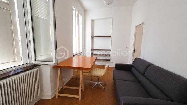 💼 **SPÉCIAL INVESTISSEUR – IMMEUBLE DE RAPPORT À SÉLESTAT**

Situé rue du Tabac à Sélestat, cet immeuble de rapport se compose de 3 appartements actuellement loués, garantissant des revenus locatifs immédiats.

🏠 **Composition :**

🔹 **RDC – F2 de 34,89 m²**

* Loué 410 € + 30 € de charges
* Chauffage individuel gaz
* DPE : E

🔹 **1er étage – F2 de 48,41 m²**

* Loué 424 € + 30 € de charges
* Chauffage individuel gaz
* DPE : E
* Appartement à rafraîchir, offrant un potentiel de valorisation.

🔹 **2ème étage – Duplex F2/F3 de 49,50 m² habitables (75 m² au sol)**

* Loué 507 € + 50 € de charges
* Chauffage individuel électrique
* DPE : D
* Appartement entièrement rénové.

✅ Immeuble entièrement loué
✅ Locataires à jour de leurs loyers
✅ 3 caves en sous-sol
✅ Revenus locatifs immédiats
✅ Potentiel de valorisation

💰 **Revenus locatifs actuels :**

* 1 341 € hors charges par mois
* 16 092 € hors charges par an

📌 **Taxe foncière : 1 006 €**

Idéal pour un investisseur souhaitant acquérir un immeuble générant des revenus dès l'acquisition, avec une situation locative saine et sécurisée.

📞 Dossier complet, photos complémentaires et visites sur demande.