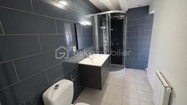 💼 **SPÉCIAL INVESTISSEUR – IMMEUBLE DE RAPPORT À SÉLESTAT**

Situé rue du Tabac à Sélestat, cet immeuble de rapport se compose de 3 appartements actuellement loués, garantissant des revenus locatifs immédiats.

🏠 **Composition :**

🔹 **RDC – F2 de 34,89 m²**

* Loué 410 € + 30 € de charges
* Chauffage individuel gaz
* DPE : E

🔹 **1er étage – F2 de 48,41 m²**

* Loué 424 € + 30 € de charges
* Chauffage individuel gaz
* DPE : E
* Appartement à rafraîchir, offrant un potentiel de valorisation.

🔹 **2ème étage – Duplex F2/F3 de 49,50 m² habitables (75 m² au sol)**

* Loué 507 € + 50 € de charges
* Chauffage individuel électrique
* DPE : D
* Appartement entièrement rénové.

✅ Immeuble entièrement loué
✅ Locataires à jour de leurs loyers
✅ 3 caves en sous-sol
✅ Revenus locatifs immédiats
✅ Potentiel de valorisation

💰 **Revenus locatifs actuels :**

* 1 341 € hors charges par mois
* 16 092 € hors charges par an

📌 **Taxe foncière : 1 006 €**

Idéal pour un investisseur souhaitant acquérir un immeuble générant des revenus dès l'acquisition, avec une situation locative saine et sécurisée.

📞 Dossier complet, photos complémentaires et visites sur demande.