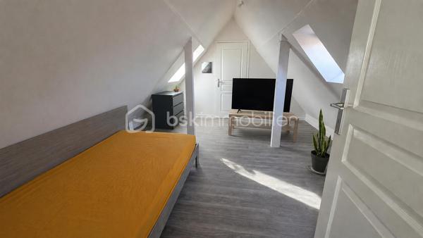 💼 **SPÉCIAL INVESTISSEUR – IMMEUBLE DE RAPPORT À SÉLESTAT**

Situé rue du Tabac à Sélestat, cet immeuble de rapport se compose de 3 appartements actuellement loués, garantissant des revenus locatifs immédiats.

🏠 **Composition :**

🔹 **RDC – F2 de 34,89 m²**

* Loué 410 € + 30 € de charges
* Chauffage individuel gaz
* DPE : E

🔹 **1er étage – F2 de 48,41 m²**

* Loué 424 € + 30 € de charges
* Chauffage individuel gaz
* DPE : E
* Appartement à rafraîchir, offrant un potentiel de valorisation.

🔹 **2ème étage – Duplex F2/F3 de 49,50 m² habitables (75 m² au sol)**

* Loué 507 € + 50 € de charges
* Chauffage individuel électrique
* DPE : D
* Appartement entièrement rénové.

✅ Immeuble entièrement loué
✅ Locataires à jour de leurs loyers
✅ 3 caves en sous-sol
✅ Revenus locatifs immédiats
✅ Potentiel de valorisation

💰 **Revenus locatifs actuels :**

* 1 341 € hors charges par mois
* 16 092 € hors charges par an

📌 **Taxe foncière : 1 006 €**

Idéal pour un investisseur souhaitant acquérir un immeuble générant des revenus dès l'acquisition, avec une situation locative saine et sécurisée.

📞 Dossier complet, photos complémentaires et visites sur demande.