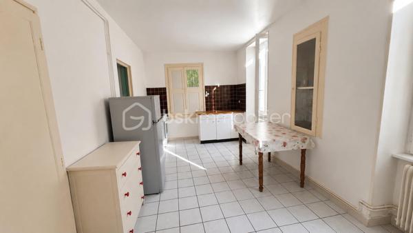 💼 **SPÉCIAL INVESTISSEUR – IMMEUBLE DE RAPPORT À SÉLESTAT**

Situé rue du Tabac à Sélestat, cet immeuble de rapport se compose de 3 appartements actuellement loués, garantissant des revenus locatifs immédiats.

🏠 **Composition :**

🔹 **RDC – F2 de 34,89 m²**

* Loué 410 € + 30 € de charges
* Chauffage individuel gaz
* DPE : E

🔹 **1er étage – F2 de 48,41 m²**

* Loué 424 € + 30 € de charges
* Chauffage individuel gaz
* DPE : E
* Appartement à rafraîchir, offrant un potentiel de valorisation.

🔹 **2ème étage – Duplex F2/F3 de 49,50 m² habitables (75 m² au sol)**

* Loué 507 € + 50 € de charges
* Chauffage individuel électrique
* DPE : D
* Appartement entièrement rénové.

✅ Immeuble entièrement loué
✅ Locataires à jour de leurs loyers
✅ 3 caves en sous-sol
✅ Revenus locatifs immédiats
✅ Potentiel de valorisation

💰 **Revenus locatifs actuels :**

* 1 341 € hors charges par mois
* 16 092 € hors charges par an

📌 **Taxe foncière : 1 006 €**

Idéal pour un investisseur souhaitant acquérir un immeuble générant des revenus dès l'acquisition, avec une situation locative saine et sécurisée.

📞 Dossier complet, photos complémentaires et visites sur demande.