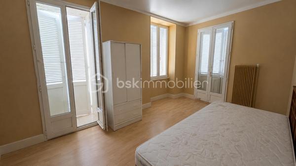 💼 **SPÉCIAL INVESTISSEUR – IMMEUBLE DE RAPPORT À SÉLESTAT**

Situé rue du Tabac à Sélestat, cet immeuble de rapport se compose de 3 appartements actuellement loués, garantissant des revenus locatifs immédiats.

🏠 **Composition :**

🔹 **RDC – F2 de 34,89 m²**

* Loué 410 € + 30 € de charges
* Chauffage individuel gaz
* DPE : E

🔹 **1er étage – F2 de 48,41 m²**

* Loué 424 € + 30 € de charges
* Chauffage individuel gaz
* DPE : E
* Appartement à rafraîchir, offrant un potentiel de valorisation.

🔹 **2ème étage – Duplex F2/F3 de 49,50 m² habitables (75 m² au sol)**

* Loué 507 € + 50 € de charges
* Chauffage individuel électrique
* DPE : D
* Appartement entièrement rénové.

✅ Immeuble entièrement loué
✅ Locataires à jour de leurs loyers
✅ 3 caves en sous-sol
✅ Revenus locatifs immédiats
✅ Potentiel de valorisation

💰 **Revenus locatifs actuels :**

* 1 341 € hors charges par mois
* 16 092 € hors charges par an

📌 **Taxe foncière : 1 006 €**

Idéal pour un investisseur souhaitant acquérir un immeuble générant des revenus dès l'acquisition, avec une situation locative saine et sécurisée.

📞 Dossier complet, photos complémentaires et visites sur demande.