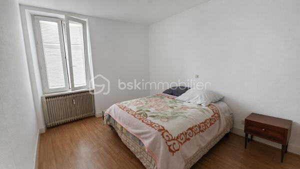💼 **SPÉCIAL INVESTISSEUR – IMMEUBLE DE RAPPORT À SÉLESTAT**

Situé rue du Tabac à Sélestat, cet immeuble de rapport se compose de 3 appartements actuellement loués, garantissant des revenus locatifs immédiats.

🏠 **Composition :**

🔹 **RDC – F2 de 34,89 m²**

* Loué 410 € + 30 € de charges
* Chauffage individuel gaz
* DPE : E

🔹 **1er étage – F2 de 48,41 m²**

* Loué 424 € + 30 € de charges
* Chauffage individuel gaz
* DPE : E
* Appartement à rafraîchir, offrant un potentiel de valorisation.

🔹 **2ème étage – Duplex F2/F3 de 49,50 m² habitables (75 m² au sol)**

* Loué 507 € + 50 € de charges
* Chauffage individuel électrique
* DPE : D
* Appartement entièrement rénové.

✅ Immeuble entièrement loué
✅ Locataires à jour de leurs loyers
✅ 3 caves en sous-sol
✅ Revenus locatifs immédiats
✅ Potentiel de valorisation

💰 **Revenus locatifs actuels :**

* 1 341 € hors charges par mois
* 16 092 € hors charges par an

📌 **Taxe foncière : 1 006 €**

Idéal pour un investisseur souhaitant acquérir un immeuble générant des revenus dès l'acquisition, avec une situation locative saine et sécurisée.

📞 Dossier complet, photos complémentaires et visites sur demande.