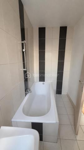💼 **SPÉCIAL INVESTISSEUR – IMMEUBLE DE RAPPORT À SÉLESTAT**

Situé rue du Tabac à Sélestat, cet immeuble de rapport se compose de 3 appartements actuellement loués, garantissant des revenus locatifs immédiats.

🏠 **Composition :**

🔹 **RDC – F2 de 34,89 m²**

* Loué 410 € + 30 € de charges
* Chauffage individuel gaz
* DPE : E

🔹 **1er étage – F2 de 48,41 m²**

* Loué 424 € + 30 € de charges
* Chauffage individuel gaz
* DPE : E
* Appartement à rafraîchir, offrant un potentiel de valorisation.

🔹 **2ème étage – Duplex F2/F3 de 49,50 m² habitables (75 m² au sol)**

* Loué 507 € + 50 € de charges
* Chauffage individuel électrique
* DPE : D
* Appartement entièrement rénové.

✅ Immeuble entièrement loué
✅ Locataires à jour de leurs loyers
✅ 3 caves en sous-sol
✅ Revenus locatifs immédiats
✅ Potentiel de valorisation

💰 **Revenus locatifs actuels :**

* 1 341 € hors charges par mois
* 16 092 € hors charges par an

📌 **Taxe foncière : 1 006 €**

Idéal pour un investisseur souhaitant acquérir un immeuble générant des revenus dès l'acquisition, avec une situation locative saine et sécurisée.

📞 Dossier complet, photos complémentaires et visites sur demande.