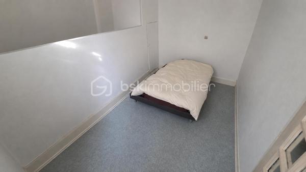 💼 **SPÉCIAL INVESTISSEUR – IMMEUBLE DE RAPPORT À SÉLESTAT**

Situé rue du Tabac à Sélestat, cet immeuble de rapport se compose de 3 appartements actuellement loués, garantissant des revenus locatifs immédiats.

🏠 **Composition :**

🔹 **RDC – F2 de 34,89 m²**

* Loué 410 € + 30 € de charges
* Chauffage individuel gaz
* DPE : E

🔹 **1er étage – F2 de 48,41 m²**

* Loué 424 € + 30 € de charges
* Chauffage individuel gaz
* DPE : E
* Appartement à rafraîchir, offrant un potentiel de valorisation.

🔹 **2ème étage – Duplex F2/F3 de 49,50 m² habitables (75 m² au sol)**

* Loué 507 € + 50 € de charges
* Chauffage individuel électrique
* DPE : D
* Appartement entièrement rénové.

✅ Immeuble entièrement loué
✅ Locataires à jour de leurs loyers
✅ 3 caves en sous-sol
✅ Revenus locatifs immédiats
✅ Potentiel de valorisation

💰 **Revenus locatifs actuels :**

* 1 341 € hors charges par mois
* 16 092 € hors charges par an

📌 **Taxe foncière : 1 006 €**

Idéal pour un investisseur souhaitant acquérir un immeuble générant des revenus dès l'acquisition, avec une situation locative saine et sécurisée.

📞 Dossier complet, photos complémentaires et visites sur demande.