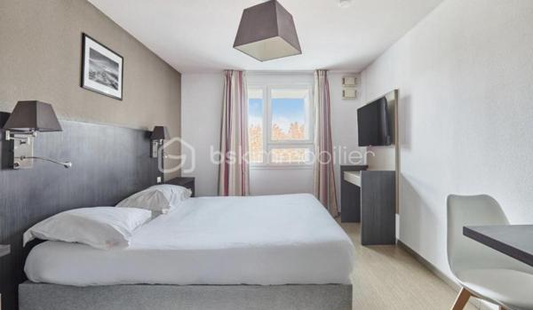 SPECIAL INVEST ! 
Situé au cœur d’un quartier marseillais en devenir, l’Appart’hôtel Odalys Le Dôme en entrée de la cité phocéenne permet de rejoindre facilement les lieux de vie dynamique et le réseau autoroutier.

Sous contrat de bail commerciale avec la société ODALYS. Ce bien de plus de 23,2m2 garantira à son propriétaire un loyer de 4.394€ HT par an, soit une rentabilité brute garantie de 7%. Vous souhaitez vous construire un patrimoine sécurisé et/ou créer un complément de revenu retraite garanti, alors ce bien est parfait pour vous. Statut LMNP avec amortissement possible. Photos d'un bien type. A NE PAS LAISSER PASSER !!!
Taxe foncière : 250€
Charges de copropriété par an : 400€