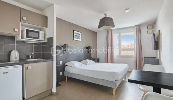 SPECIAL INVEST ! 
Situé au cœur d’un quartier marseillais en devenir, l’Appart’hôtel Odalys Le Dôme en entrée de la cité phocéenne permet de rejoindre facilement les lieux de vie dynamique et le réseau autoroutier.

Sous contrat de bail commerciale avec la société ODALYS. Ce bien de plus de 23,2m2 garantira à son propriétaire un loyer de 4.394€ HT par an, soit une rentabilité brute garantie de 7%. Vous souhaitez vous construire un patrimoine sécurisé et/ou créer un complément de revenu retraite garanti, alors ce bien est parfait pour vous. Statut LMNP avec amortissement possible. Photos d'un bien type. A NE PAS LAISSER PASSER !!!
Taxe foncière : 250€
Charges de copropriété par an : 400€