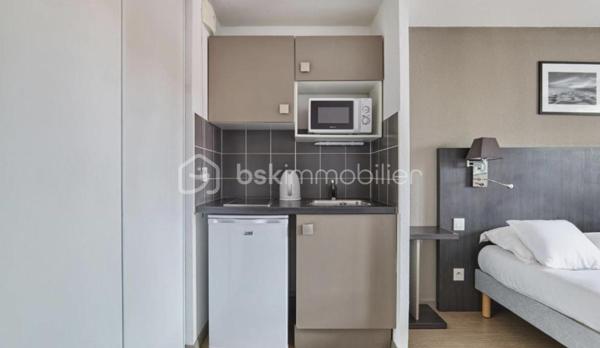 SPECIAL INVEST ! 
Situé au cœur d’un quartier marseillais en devenir, l’Appart’hôtel Odalys Le Dôme en entrée de la cité phocéenne permet de rejoindre facilement les lieux de vie dynamique et le réseau autoroutier.

Sous contrat de bail commerciale avec la société ODALYS. Ce bien de plus de 23,2m2 garantira à son propriétaire un loyer de 4.394€ HT par an, soit une rentabilité brute garantie de 7%. Vous souhaitez vous construire un patrimoine sécurisé et/ou créer un complément de revenu retraite garanti, alors ce bien est parfait pour vous. Statut LMNP avec amortissement possible. Photos d'un bien type. A NE PAS LAISSER PASSER !!!
Taxe foncière : 250€
Charges de copropriété par an : 400€