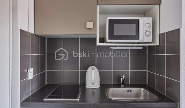 SPECIAL INVEST ! 
Situé au cœur d’un quartier marseillais en devenir, l’Appart’hôtel Odalys Le Dôme en entrée de la cité phocéenne permet de rejoindre facilement les lieux de vie dynamique et le réseau autoroutier.

Sous contrat de bail commerciale avec la société ODALYS. Ce bien de plus de 23,2m2 garantira à son propriétaire un loyer de 4.394€ HT par an, soit une rentabilité brute garantie de 7%. Vous souhaitez vous construire un patrimoine sécurisé et/ou créer un complément de revenu retraite garanti, alors ce bien est parfait pour vous. Statut LMNP avec amortissement possible. Photos d'un bien type. A NE PAS LAISSER PASSER !!!
Taxe foncière : 250€
Charges de copropriété par an : 400€