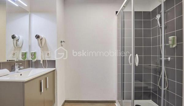 SPECIAL INVEST ! 
Situé au cœur d’un quartier marseillais en devenir, l’Appart’hôtel Odalys Le Dôme en entrée de la cité phocéenne permet de rejoindre facilement les lieux de vie dynamique et le réseau autoroutier.

Sous contrat de bail commerciale avec la société ODALYS. Ce bien de plus de 23,2m2 garantira à son propriétaire un loyer de 4.394€ HT par an, soit une rentabilité brute garantie de 7%. Vous souhaitez vous construire un patrimoine sécurisé et/ou créer un complément de revenu retraite garanti, alors ce bien est parfait pour vous. Statut LMNP avec amortissement possible. Photos d'un bien type. A NE PAS LAISSER PASSER !!!
Taxe foncière : 250€
Charges de copropriété par an : 400€