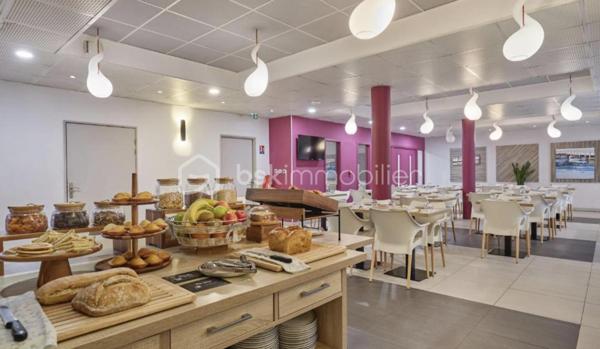 SPECIAL INVEST ! 
Situé au cœur d’un quartier marseillais en devenir, l’Appart’hôtel Odalys Le Dôme en entrée de la cité phocéenne permet de rejoindre facilement les lieux de vie dynamique et le réseau autoroutier.

Sous contrat de bail commerciale avec la société ODALYS. Ce bien de plus de 23,2m2 garantira à son propriétaire un loyer de 4.394€ HT par an, soit une rentabilité brute garantie de 7%. Vous souhaitez vous construire un patrimoine sécurisé et/ou créer un complément de revenu retraite garanti, alors ce bien est parfait pour vous. Statut LMNP avec amortissement possible. Photos d'un bien type. A NE PAS LAISSER PASSER !!!
Taxe foncière : 250€
Charges de copropriété par an : 400€