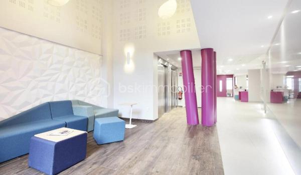 SPECIAL INVEST ! 
Situé au cœur d’un quartier marseillais en devenir, l’Appart’hôtel Odalys Le Dôme en entrée de la cité phocéenne permet de rejoindre facilement les lieux de vie dynamique et le réseau autoroutier.

Sous contrat de bail commerciale avec la société ODALYS. Ce bien de plus de 23,2m2 garantira à son propriétaire un loyer de 4.394€ HT par an, soit une rentabilité brute garantie de 7%. Vous souhaitez vous construire un patrimoine sécurisé et/ou créer un complément de revenu retraite garanti, alors ce bien est parfait pour vous. Statut LMNP avec amortissement possible. Photos d'un bien type. A NE PAS LAISSER PASSER !!!
Taxe foncière : 250€
Charges de copropriété par an : 400€